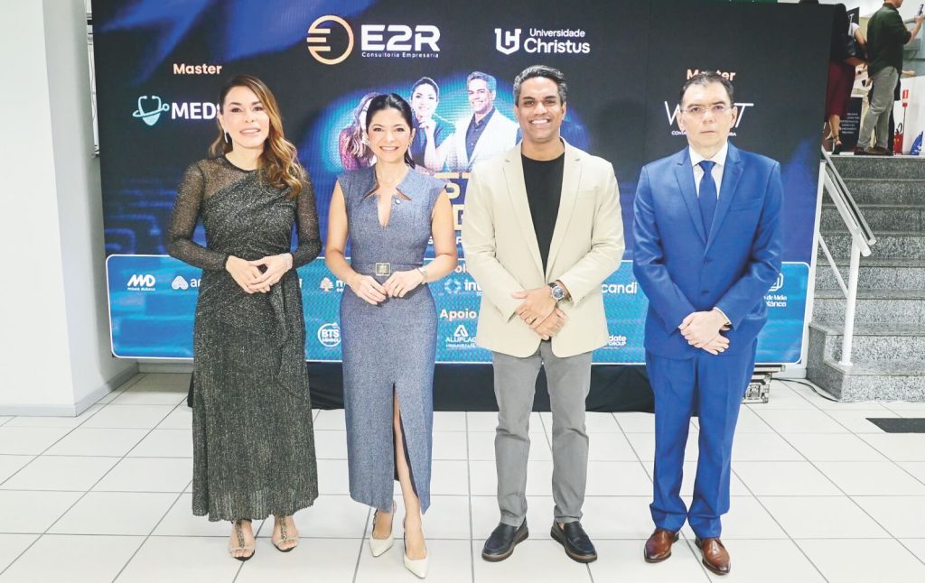 Especialistas reunidos no evento Gestão Eficiente sobre gestão estratégica na saúde